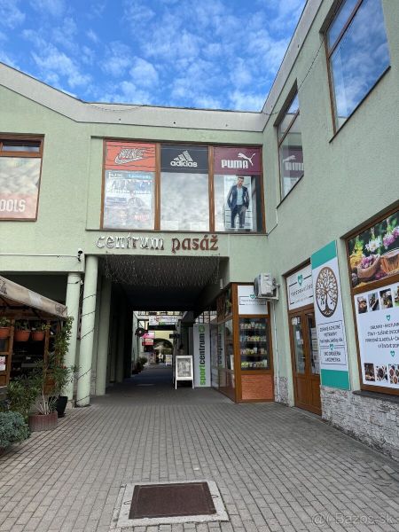Geschäftsräume in Topoľčany mit Eingang zum Zentrum der Passage und Blick auf die Schaufenster.