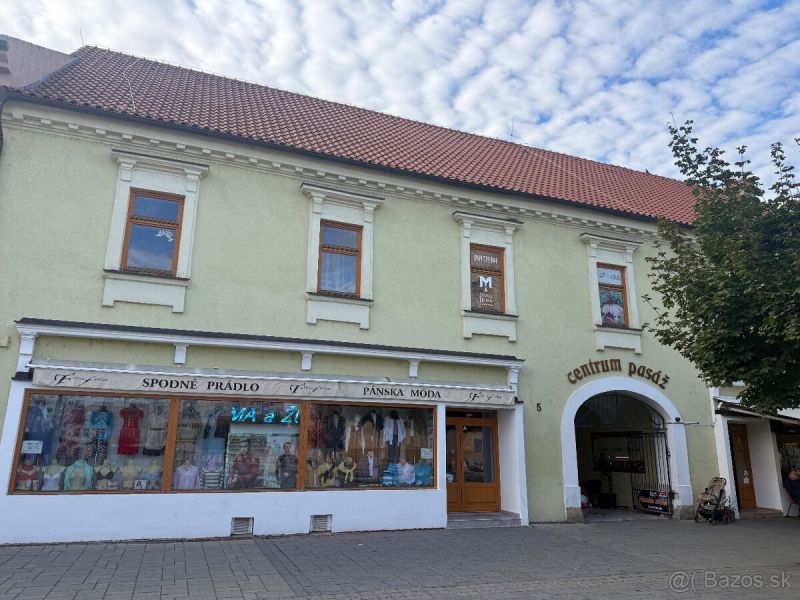 Geschäftsräume in Topoľčany mit Textilsortiment und Eingang zum Zentrum der Passage.
