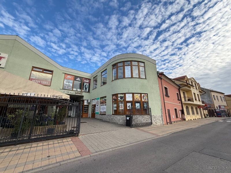 Gewerbeflächen in der Škultétyho-Straße in Topoľčany mit verglaster Fassade und Schaufenstern.