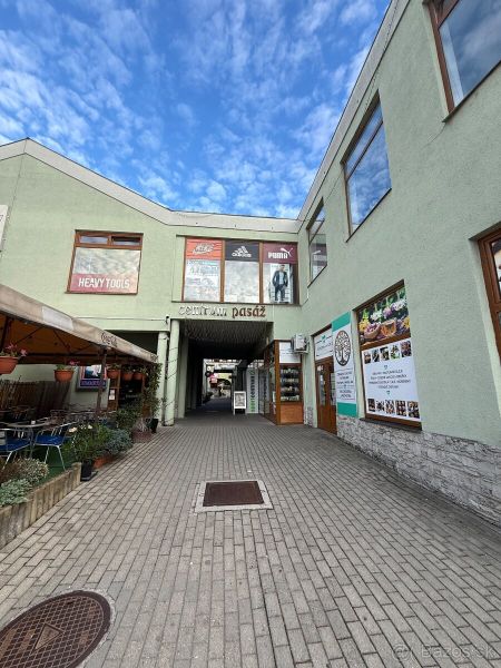 Geschäftsräume in Topoľčany mit einer offenen Passage und Außenwerbung.