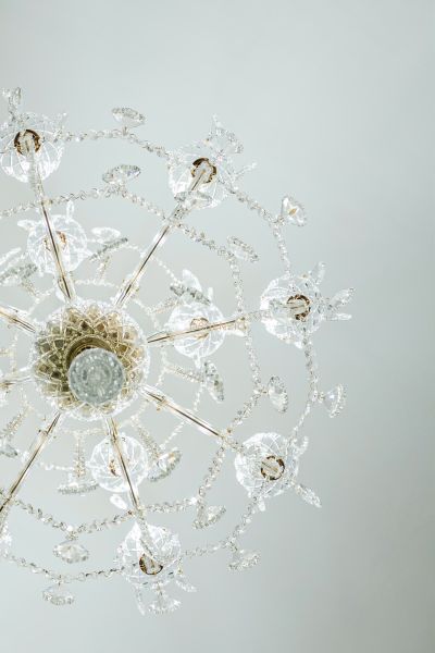 Ein luxuriöser Kristallleuchter mit komplexen Details in Geschäftsräumen.