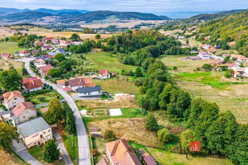 Hügelige Landschaft umgibt die Häuser in Detva, ideal für Grundstücke - Wohnen.