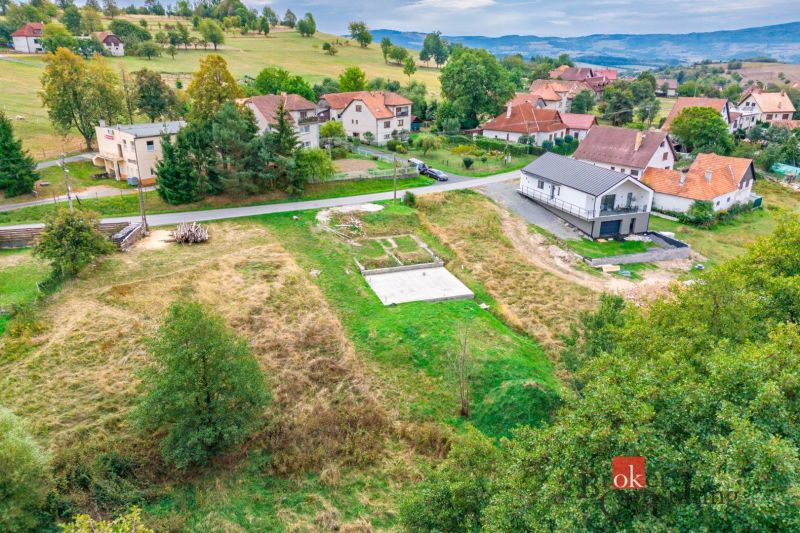 Grundstücke - Wohnen in Detva mit Blick auf die umliegenden Häuser und die Naturlandschaft.