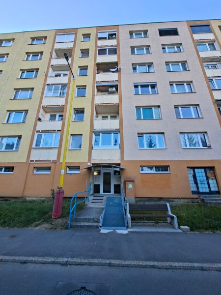 Wohnblock in der Školská-Straße in Kanianka.