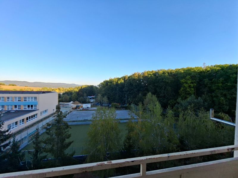 Blick aus einer Einzimmerwohnung in der Školská-Straße in Kanianka auf Wälder und Schule.