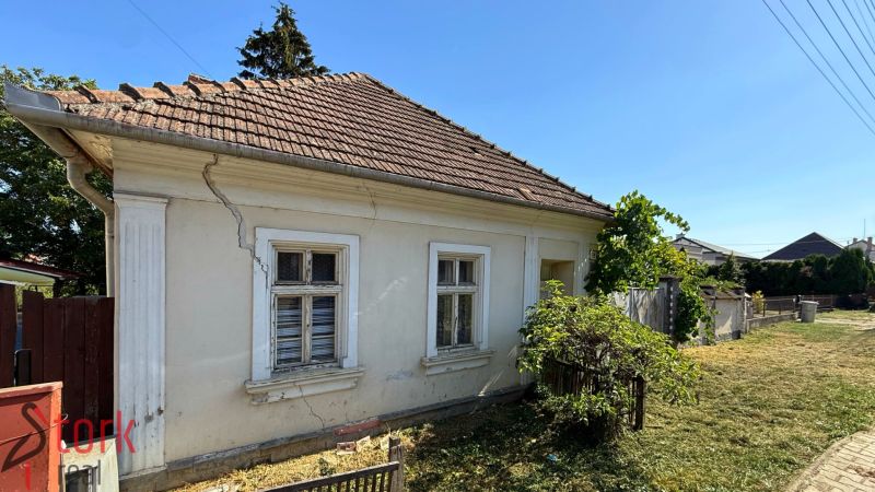 Ein älteres Haus in der Štefánikova-Straße in Krušovce auf einem Grundstück, das für Wohnzwecke bestimmt ist.