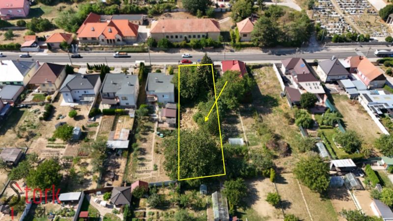Grundstück zum Wohnen in der Štefánikova-Straße in Krušovce mit Garten und Bäumen.