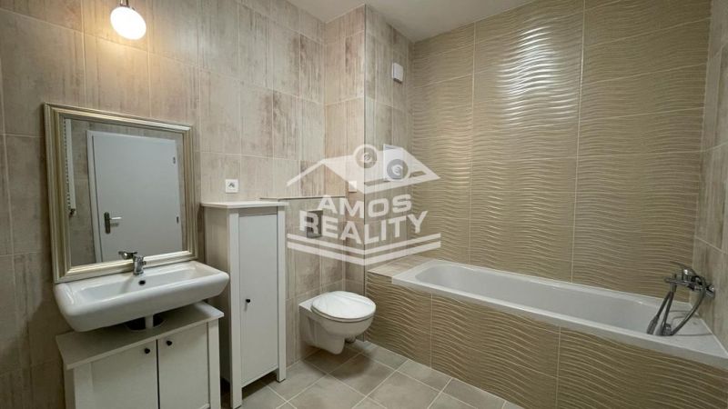 Badezimmer in einer 2-Zimmer-Wohnung mit Badewanne, Waschbecken, Schrank und Toilette.