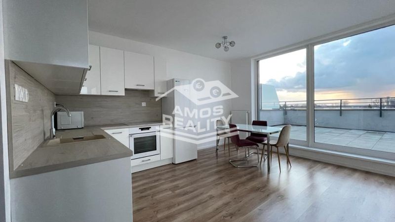 Küche und Essbereich in einer 2-Zimmer-Wohnung mit Holzboden und Terrasse.