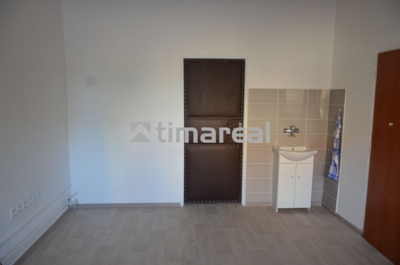 Innenraum eines Büros mit Holzdekorboden und Waschbecken.