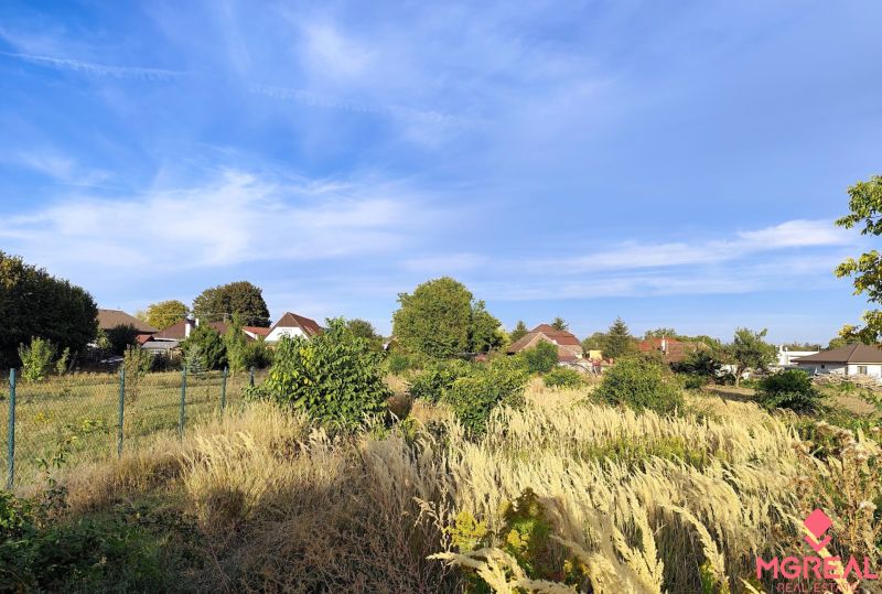 Grundstücke zum Wohnen in Jasová mit Blick auf Häuser und erwachende Natur.