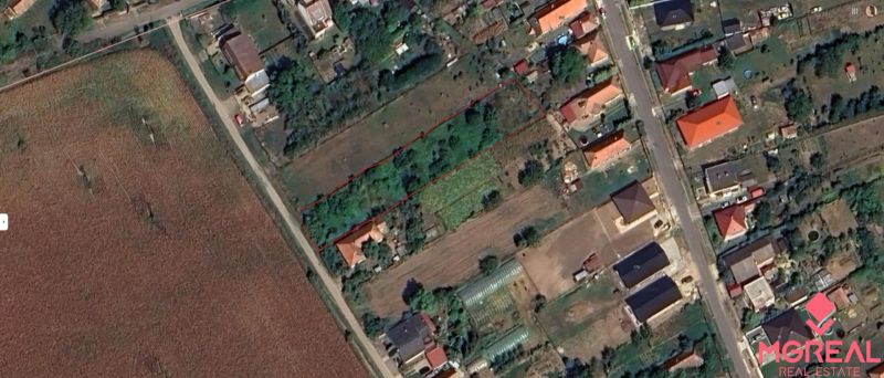 Grundstücke für Wohnzwecke in Jasová mit markiertem Gebiet, umgeben von Grünflächen und Gebäuden.
