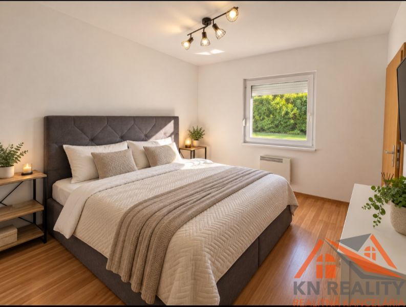 Schlafzimmer im Einfamilienhaus mit großem Bett und Boden in Holzoptik.