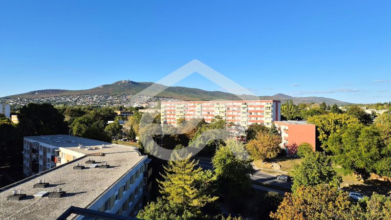 Blick von oben auf das Wohngebiet, das Grün und die Berge in Nitra - Chrenová an der Dlhá.