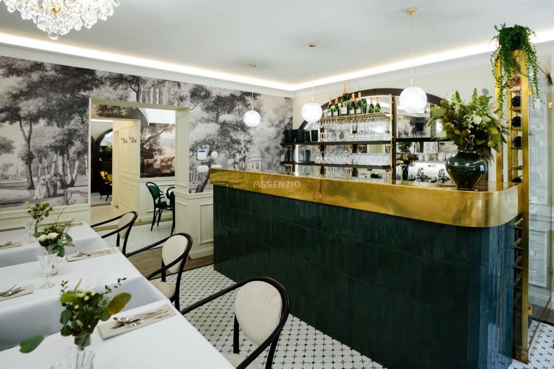 Stilvolle Bar mit dekorativen Elementen und Tischen in Geschäftsräumen.