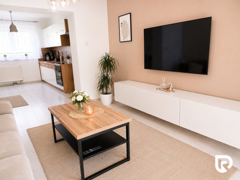 Wohnzimmer in einer 2-Zimmer-Wohnung mit Holzboden und modernen Möbeln.