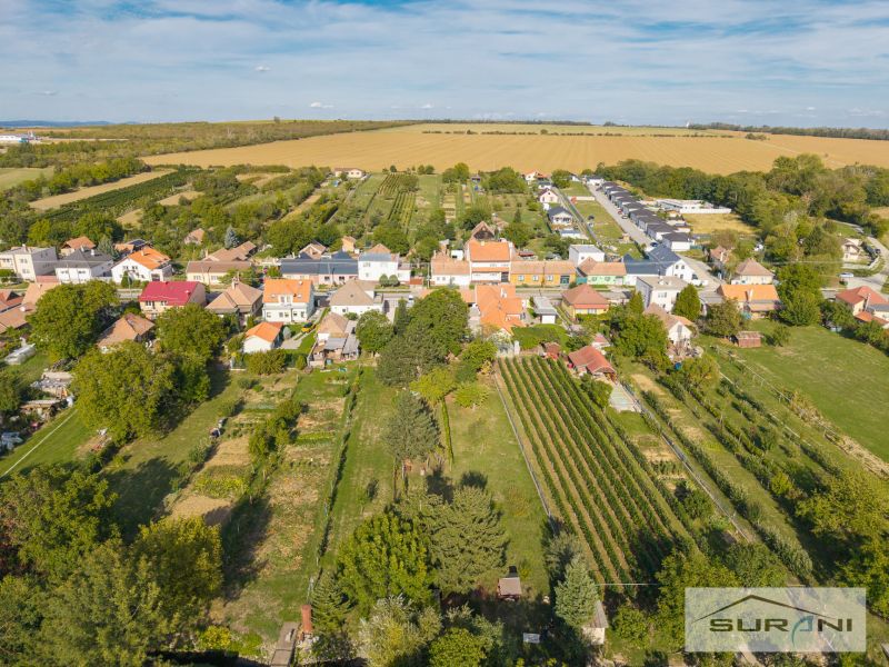 Luftaufnahme von Einfamilienhäusern in der Hauptstraße in Štefanová, umgeben von Gärten und Natur.