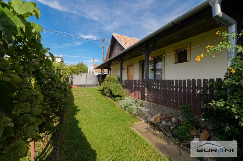 Ein Einfamilienhaus in der Hauptstraße in Štefanová mit einem gepflegten Garten und einem Holzzaun.