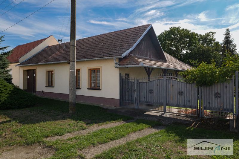 Ein Einfamilienhaus in der Hauptstraße in Štefanová, mit einem geräumigen Hof und Garten.