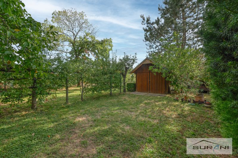 Garten mit Rasen und Holzkonstruktion in der Hauptstraße in Štefanová.