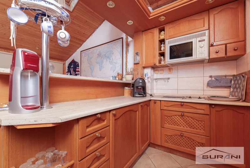 Küche in einem Einfamilienhaus mit Holzdekor, Karte und Küchenausstattung.