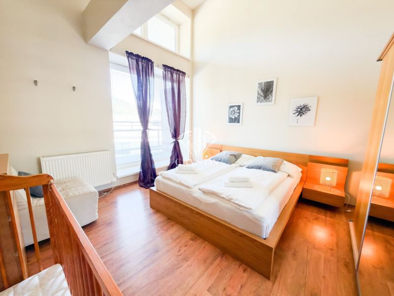 Helles Schlafzimmer mit Holzdekorboden in einer 3-Zimmer-Wohnung, angenehme Atmosphäre.