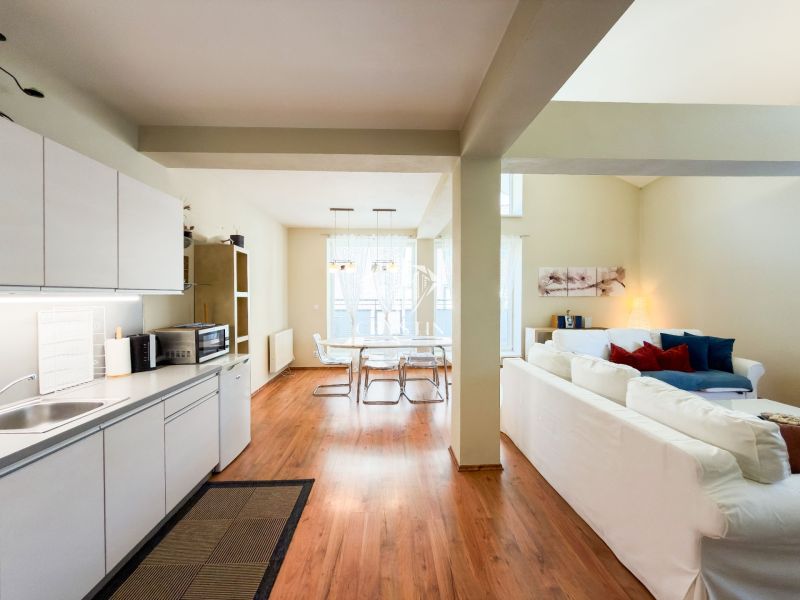 Küche und Wohnzimmer mit Holzboden in einer 3-Zimmer-Wohnung.