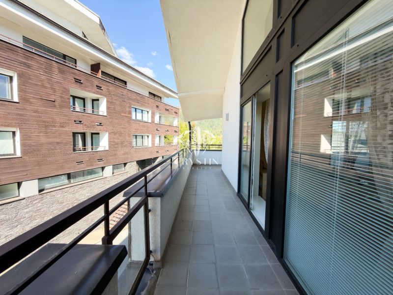 Der Balkon einer 3-Zimmer-Wohnung in Donovaly in der Straße Donovaly, mit Blick auf die benachbarten Gebäude.