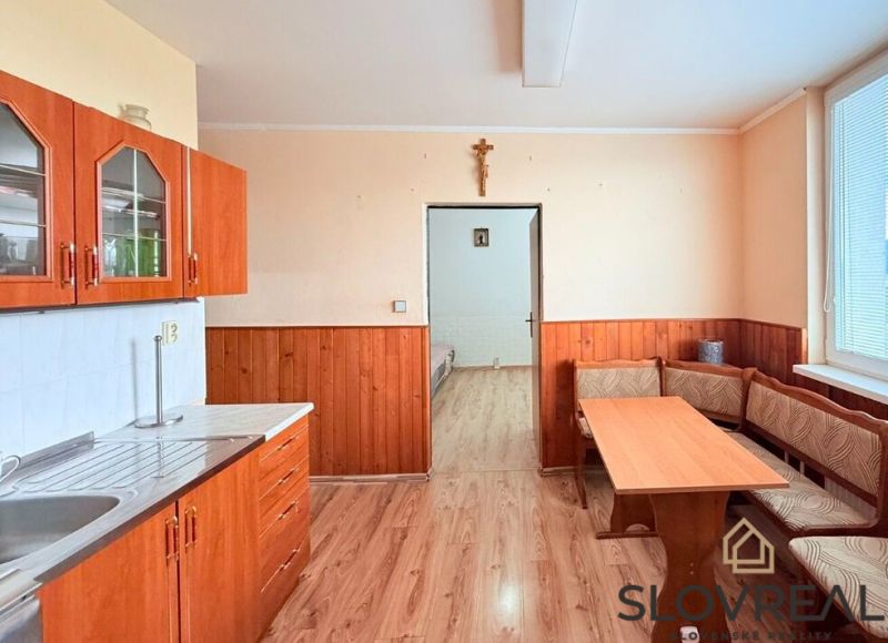 Küche in einer 3-Zimmer-Wohnung mit Küchenzeile und Esstisch.