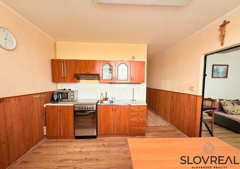 Küche in einer 3-Zimmer-Wohnung mit Holzboden und Küchenzeile.