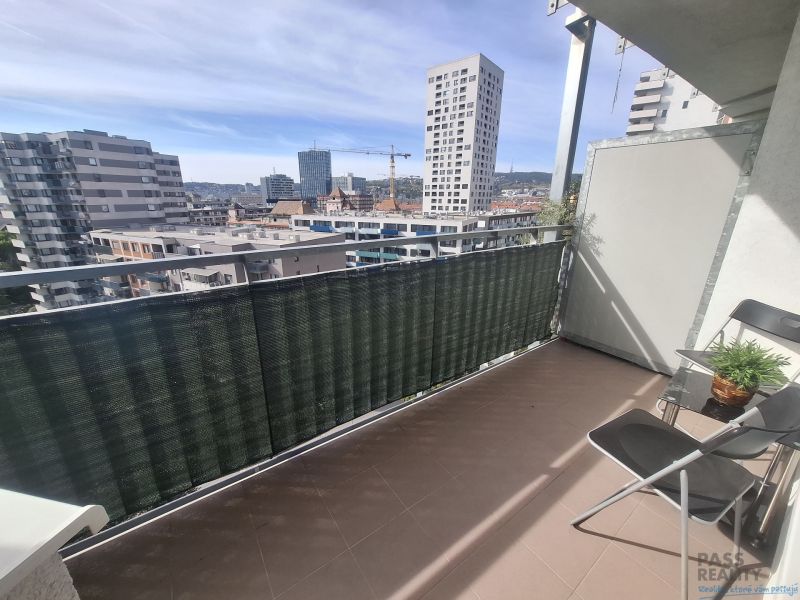 Balkon mit Blick auf moderne Architektur in Bratislava-Ružinov, Jégeho, 2-Zimmer-Wohnung.