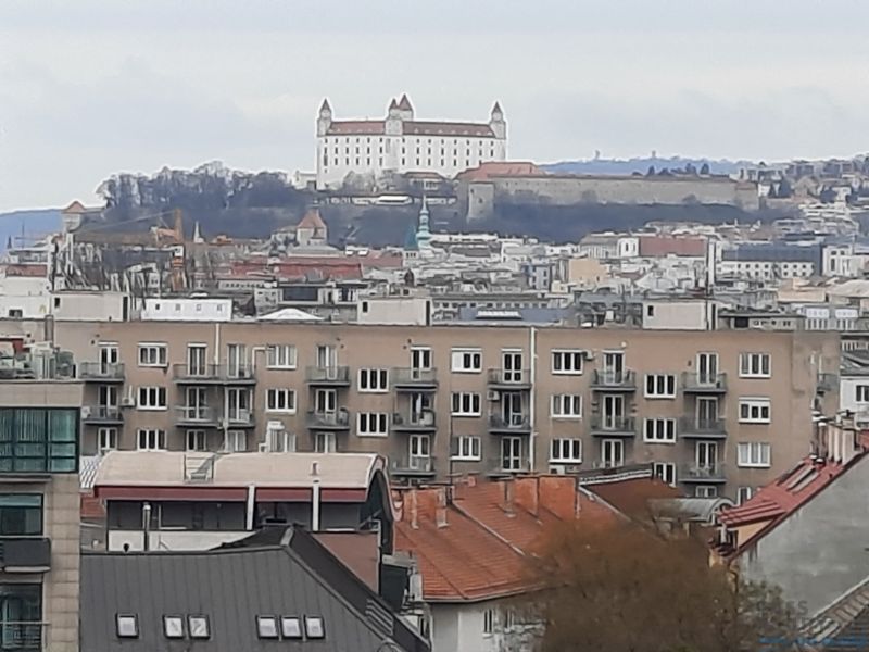 Blick auf die Burg Bratislava von der Jégeho-Straße in Ružinov, 2-Zimmer-Wohnung.