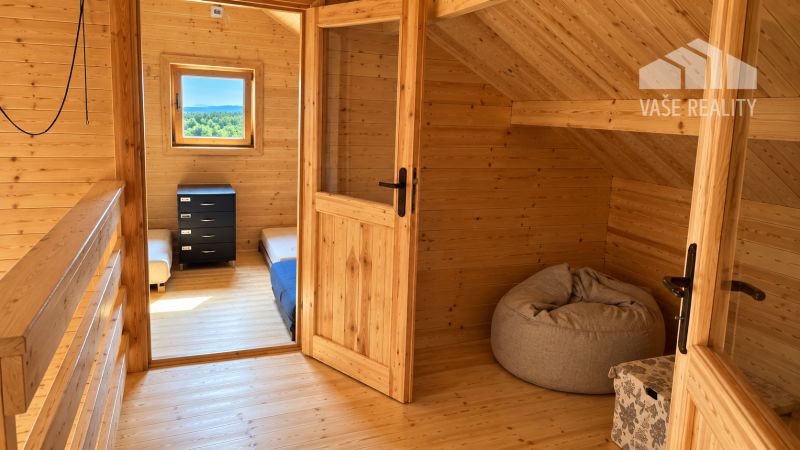 Holzinterieur der Hütte mit einem Boden in Holzoptik.