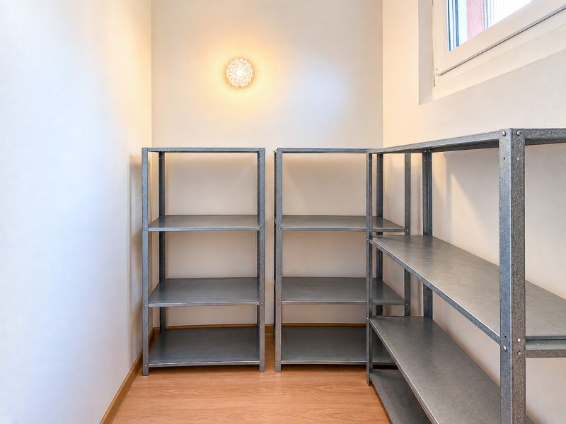 Regale in einem Lagerraum mit Holzboden, Einzimmerwohnung.