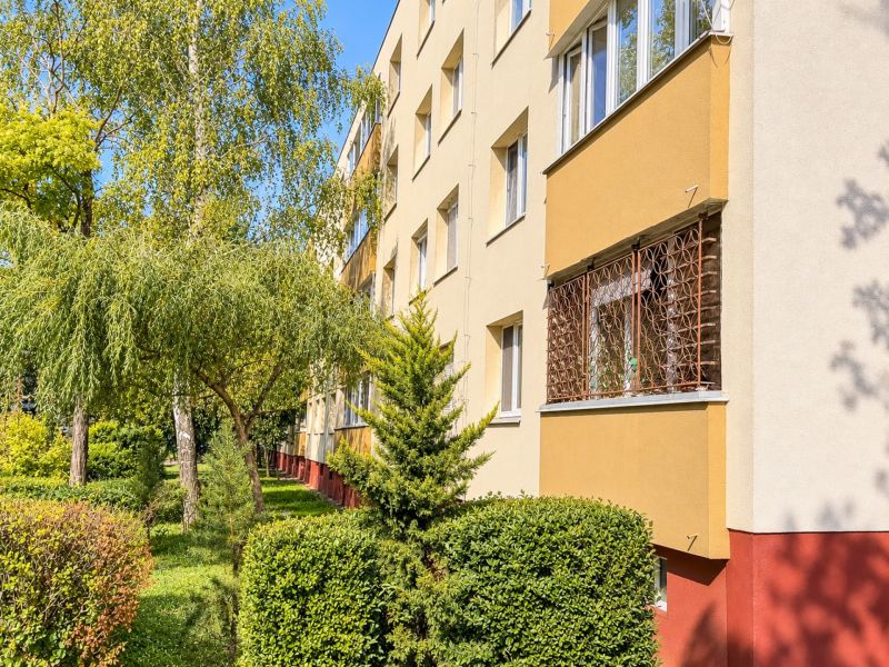 Ein Wohnhaus umgeben von Grün auf der Bielorusskaja-Straße in Bratislava - Podunajské Biskupice.