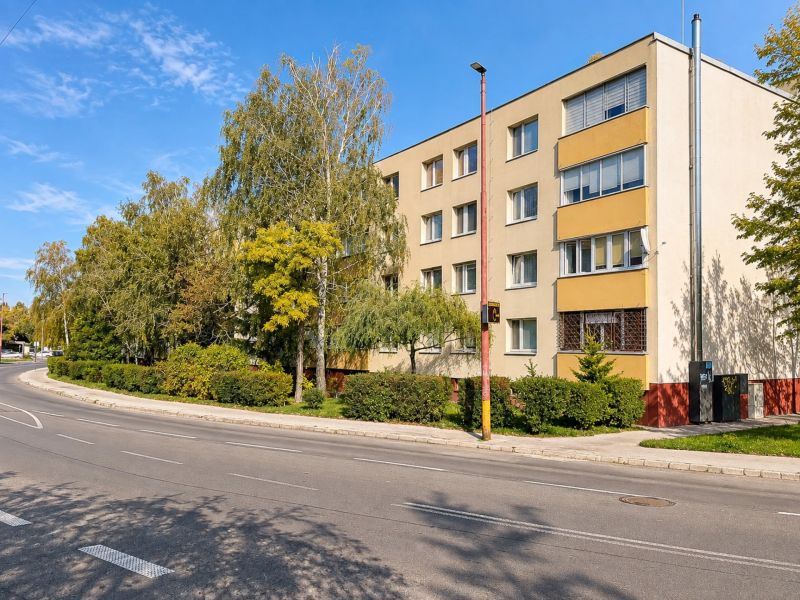Ein Wohnhaus in der Bielorussischen Straße, umgeben von Bäumen, in Bratislava - Podunajské Biskupice.