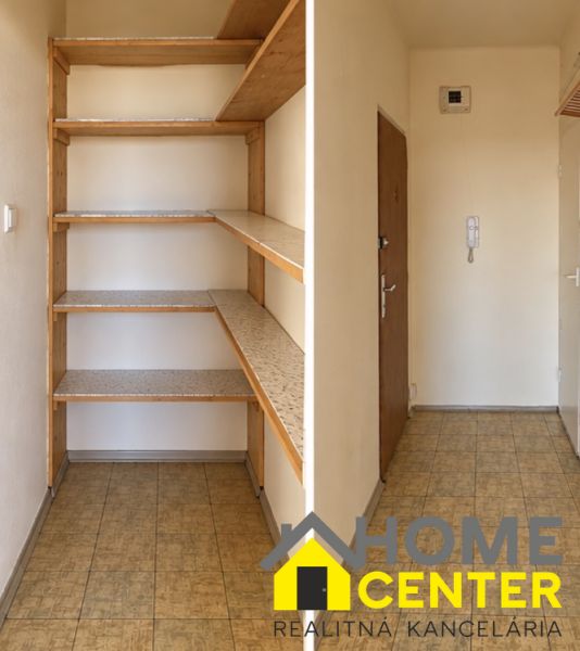 Flur mit Regalen und Eingang in einer 2-Zimmer-Wohnung, Boden mit Holzdekor.