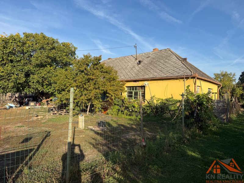 Einfamilienhaus in Komárno mit großem Garten und Weinberg, eingezäuntes Grundstück.