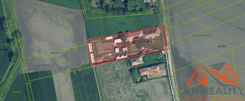 Luftaufnahme von Einfamilienhäusern in Komárno, umgeben von Feldern und Vegetation.
