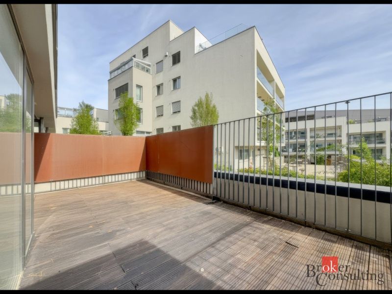 Balkon einer 2-Zimmer-Wohnung mit Holzboden, umliegende Wohngebäude, Svätovavrinecká, Bratislava-Nové Mesto.