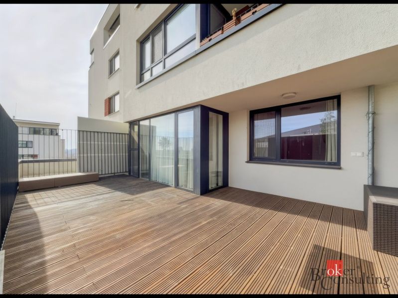 Terrasse mit Holzboden in einer 2-Zimmer-Wohnung, Svätovavrinecká, Bratislava-Nové Mesto.