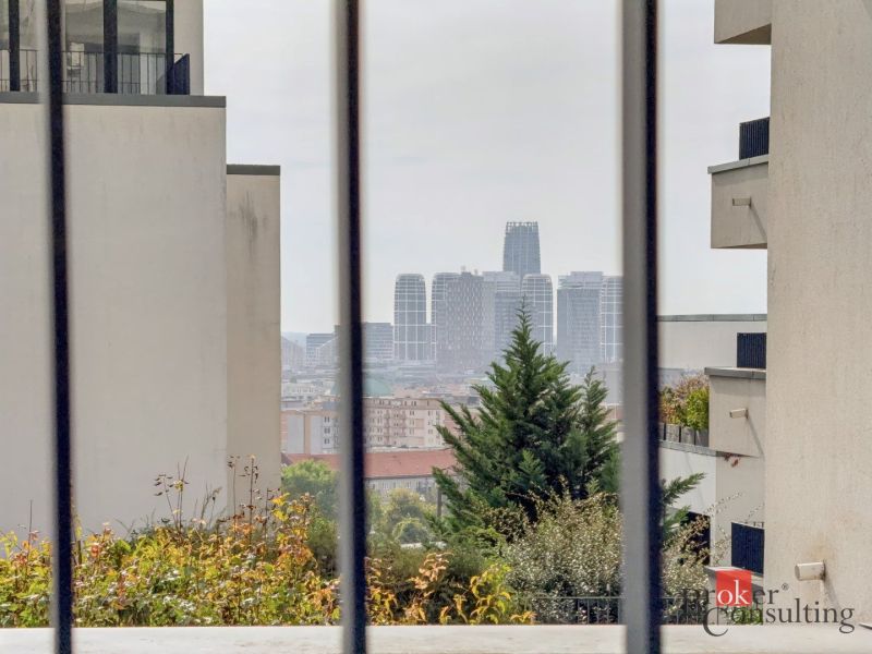 Blick vom Balkon in Bratislava-Neustadt auf der Svätovavrinecká, mit Panorama der Stadt.