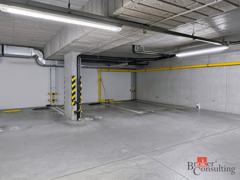 Parkplatz in der Tiefgarage auf farblich markiertem Boden.
