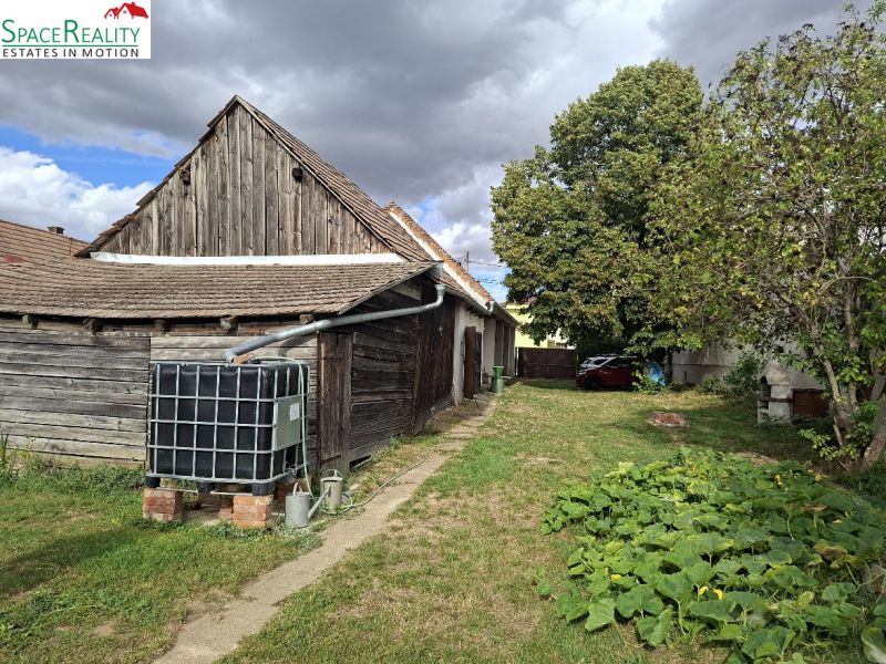 Garten beim Holzhaus in der Hauptstraße in Viničné, Grundstücke - Wohnen.