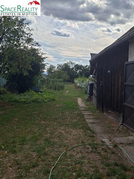 Garten mit Rasen und Gehweg in der Hauptstraße in Viničné, Grundstücke - Wohnen.