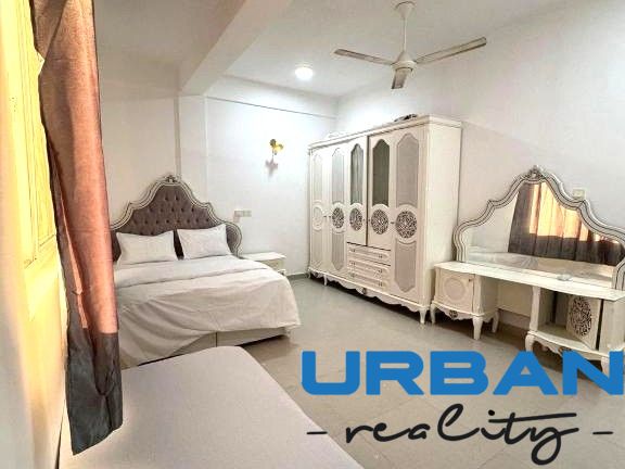 Geräumiges Schlafzimmer mit eleganten Möbeln in einer 2-Zimmer-Wohnung.