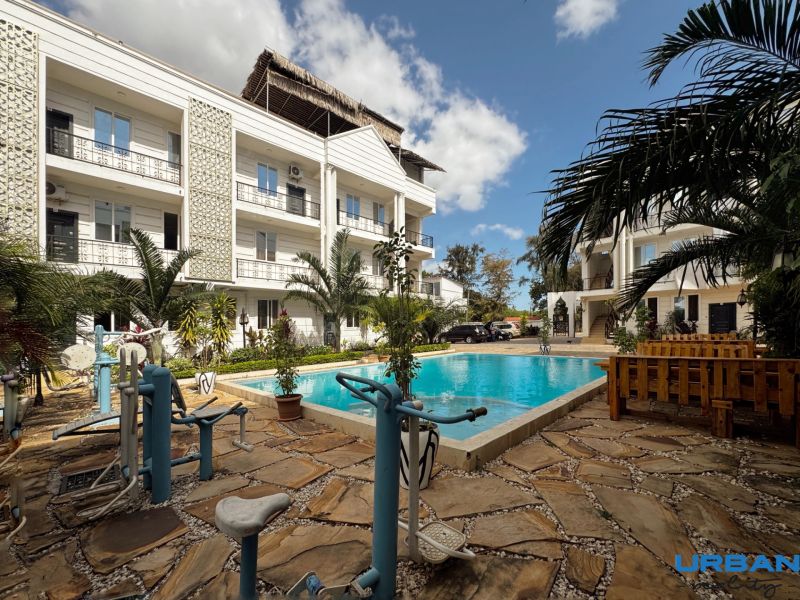 Schwimmbad und Fitnessgeräte auf dem Gelände einer 2-Zimmer-Wohnung in Zanzibar Mbweni.