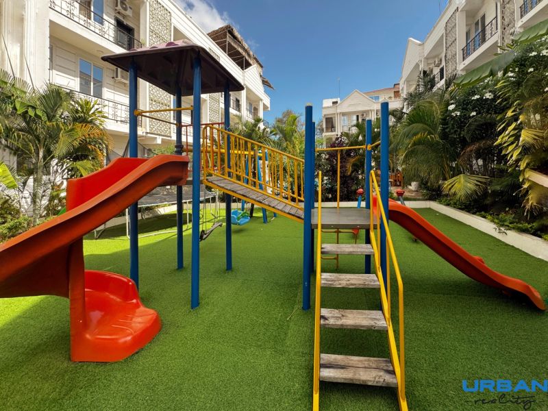 Spielplatz in der Mbweni-Straße in Sansibar mit Klettergerüsten und Rutschen.