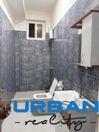 Badezimmer in einer 2-Zimmer-Wohnung mit Keramikfliesen und weißen Sanitäreinrichtungen.