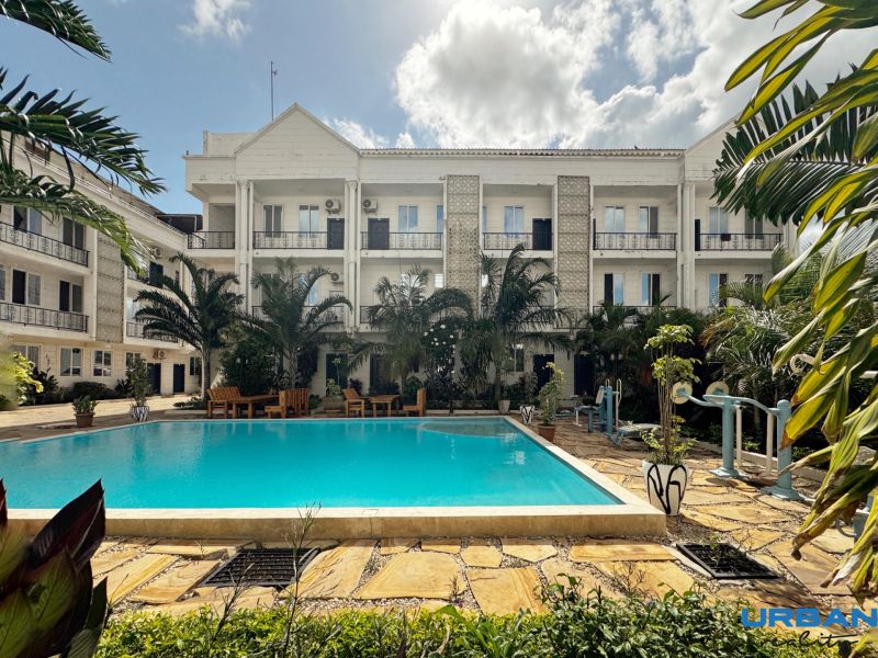 Residenz in Mbweni auf Sansibar mit Pool und tropischem Garten.